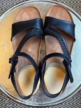 Beartraps (10M) sandals, vegan leather, flats, Velcro.